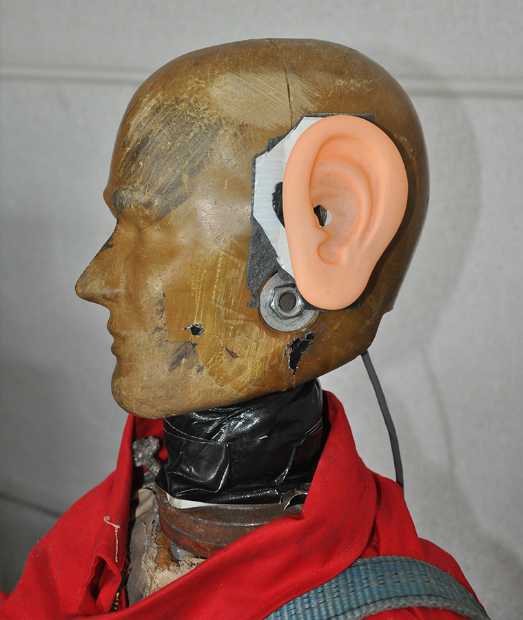 Überprüfung der Druckbelastung im Gehörgang bei einem Schlag auf das Ohr.