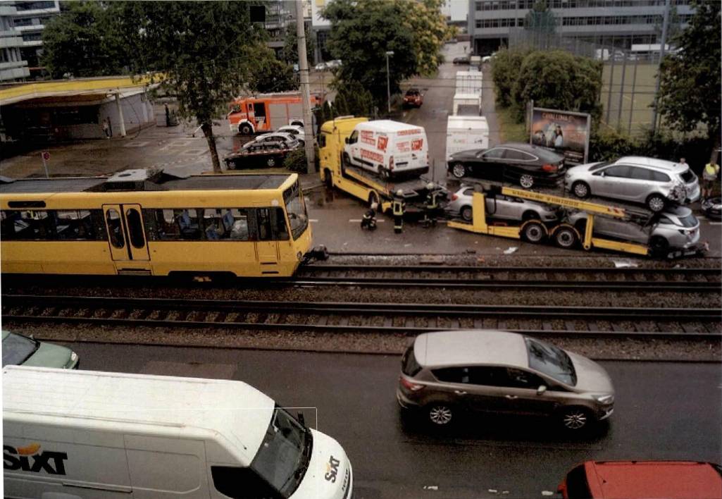 Kollision zwischen Straßenbahn und Autotransporter