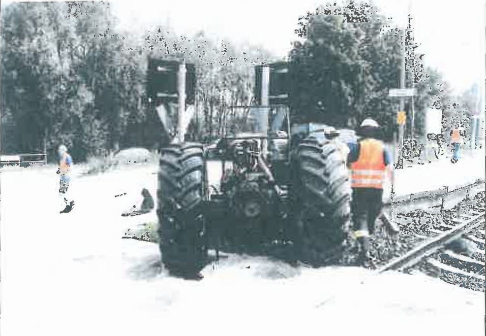 beschädigter Traktor nach Kollision mit dem ICE